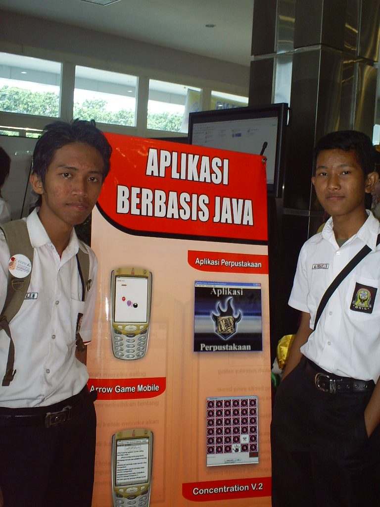 Stan SMKN 1 Surabaya saat Rembug Pendidikan di DBL Arena 1