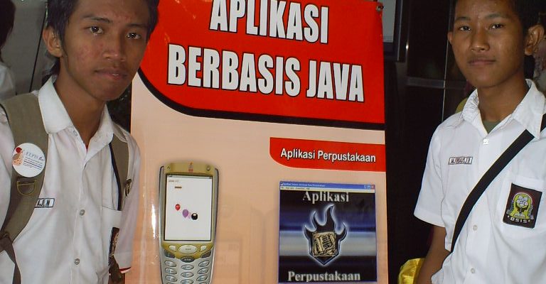 Stan SMKN 1 Surabaya saat Rembug Pendidikan di DBL Arena 1 Stan SMKN 1 Surabaya saat Rembug Pendidikan di DBL Arena 1
