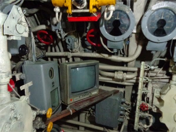 Ada TV di kapal selam :D