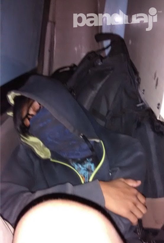 Posisi Tidur Di Bagian Ujung Belakang Bis
