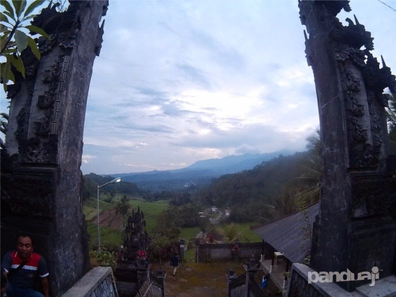 Pemandangan dari atas pura