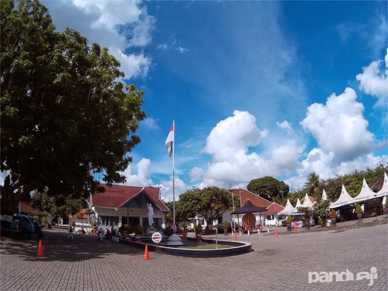 Warna Biru di Istana Gebang Blitar