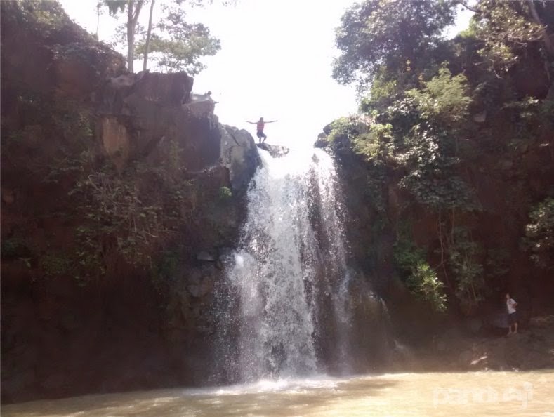 Lompat di Air Terjun Njumeg