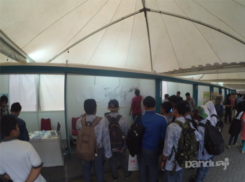 Proses dekorasi booth Blender Indonesia