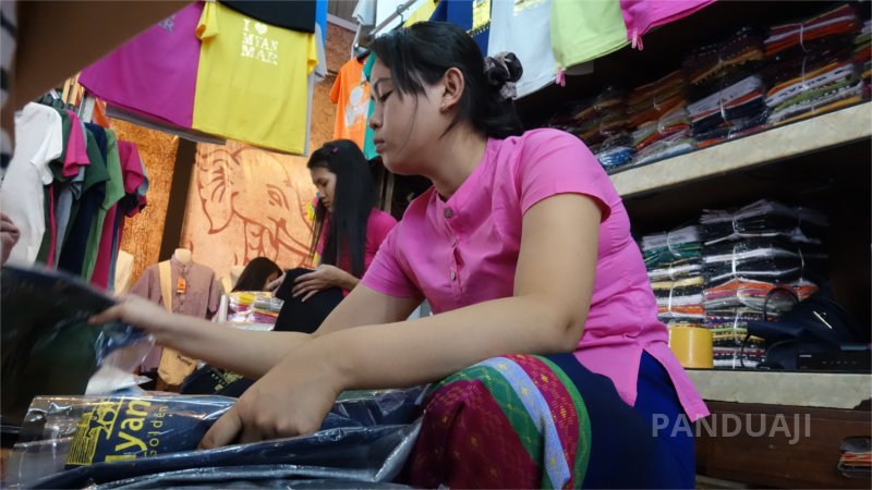 Salah Satu Penjual Kaos di Bogyoke Aung San Market Yangon