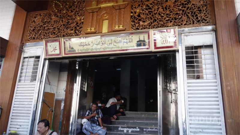Pintu Depan Masjid Bengali Sunni Jameh Yangon