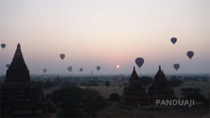 Balon Terbang ketika sunrise di Bagan