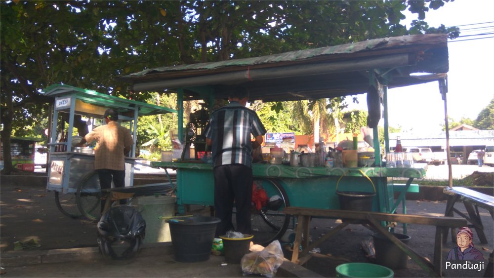 Penjual Es Campur di depan Museum Lambung Mangkurat