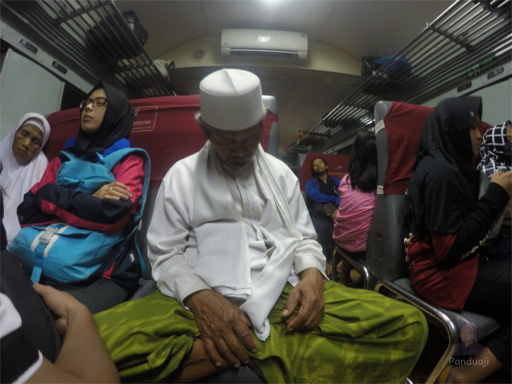 Penumpang kereta api penataran Surabaya - Blitar Penumpang kereta api penataran Surabaya - Blitar
