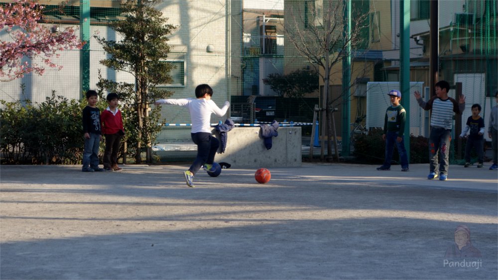 Anak - anak di Jepang bermain di Taman ketika sore