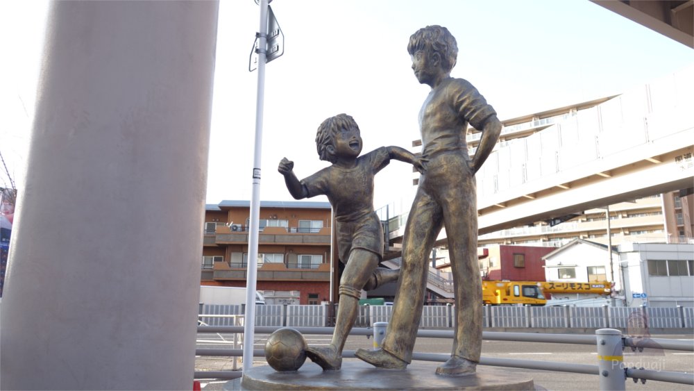 Patung Roberto Hongo dan Tsubasa Ozora