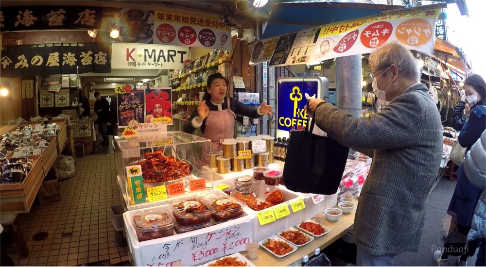 Salah satu penjual di Tsukiji Fish Market