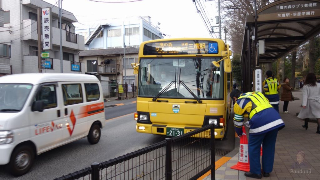 Ghibli Museum Bus di depan Ghibli Museum