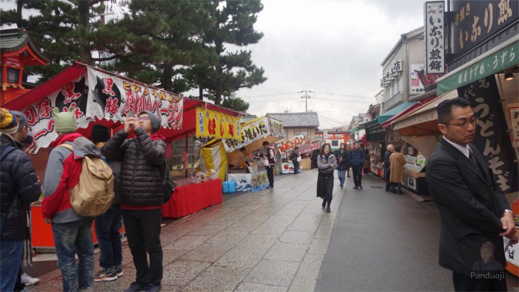 Deretan penjual menuju Fushimi Inari Taisha