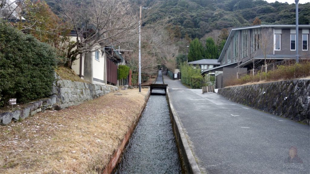 Selokan yang mengalir jernih di Jepang