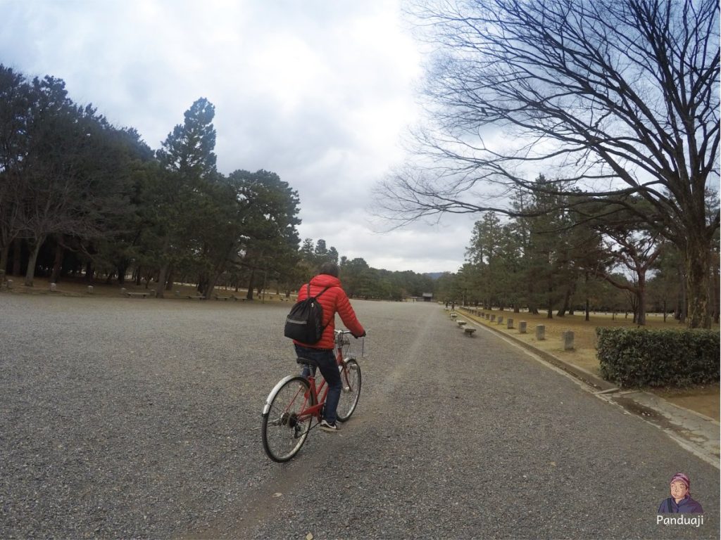 Sepedahan di Taman Imperial Palace