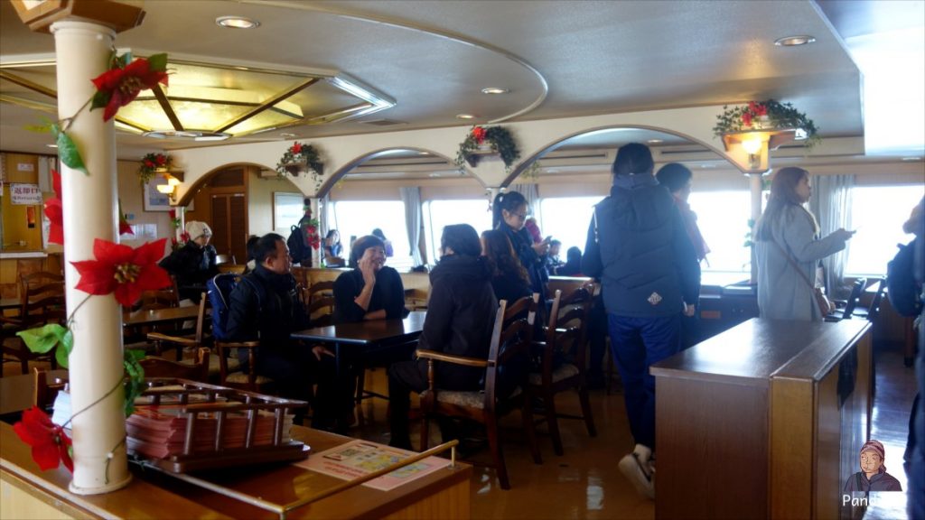 Kafe di dalam Santa Maria Cruise