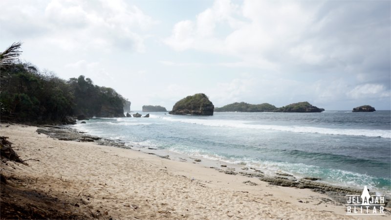 Pantai Pasir Putih Sumbersih