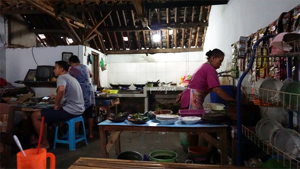 Dapur warung belut mak rumi