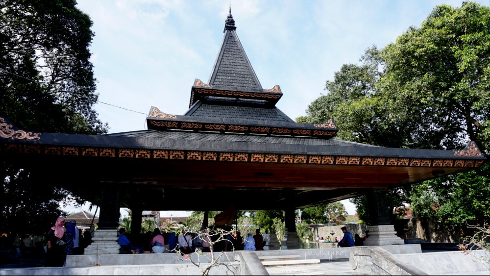 Jalan Jalan ke Makam Bung Karno dan Istana Gebang 