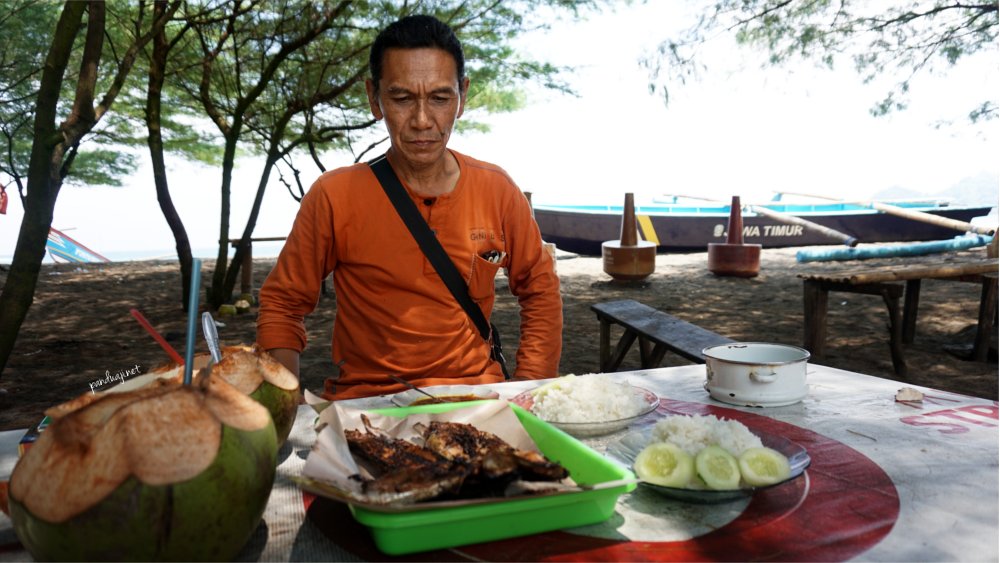 Makan siang di Pantai Jolosutro