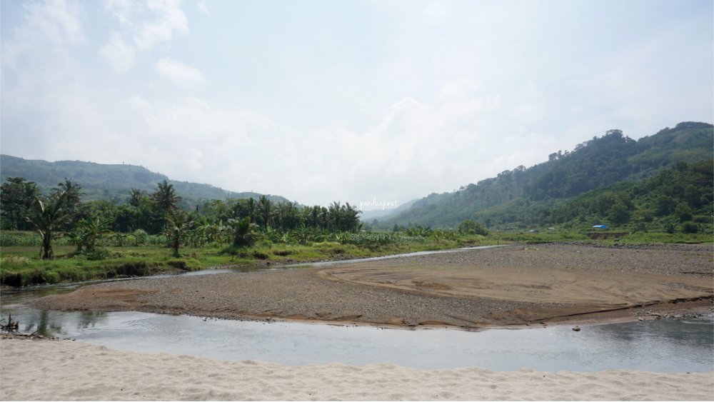 Muara Sungai di Pantai Jolosutro