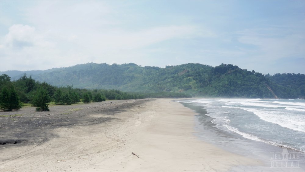 Foto Pantai Jolosutro dari Sisi Barat