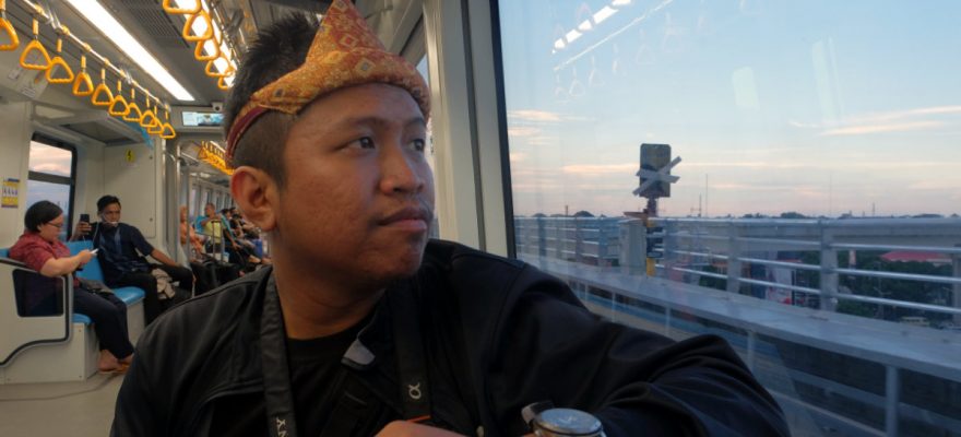 Aman dan Nyaman Bepergian dengan Kereta Api 1 Naik Kereta LRT di Palembang