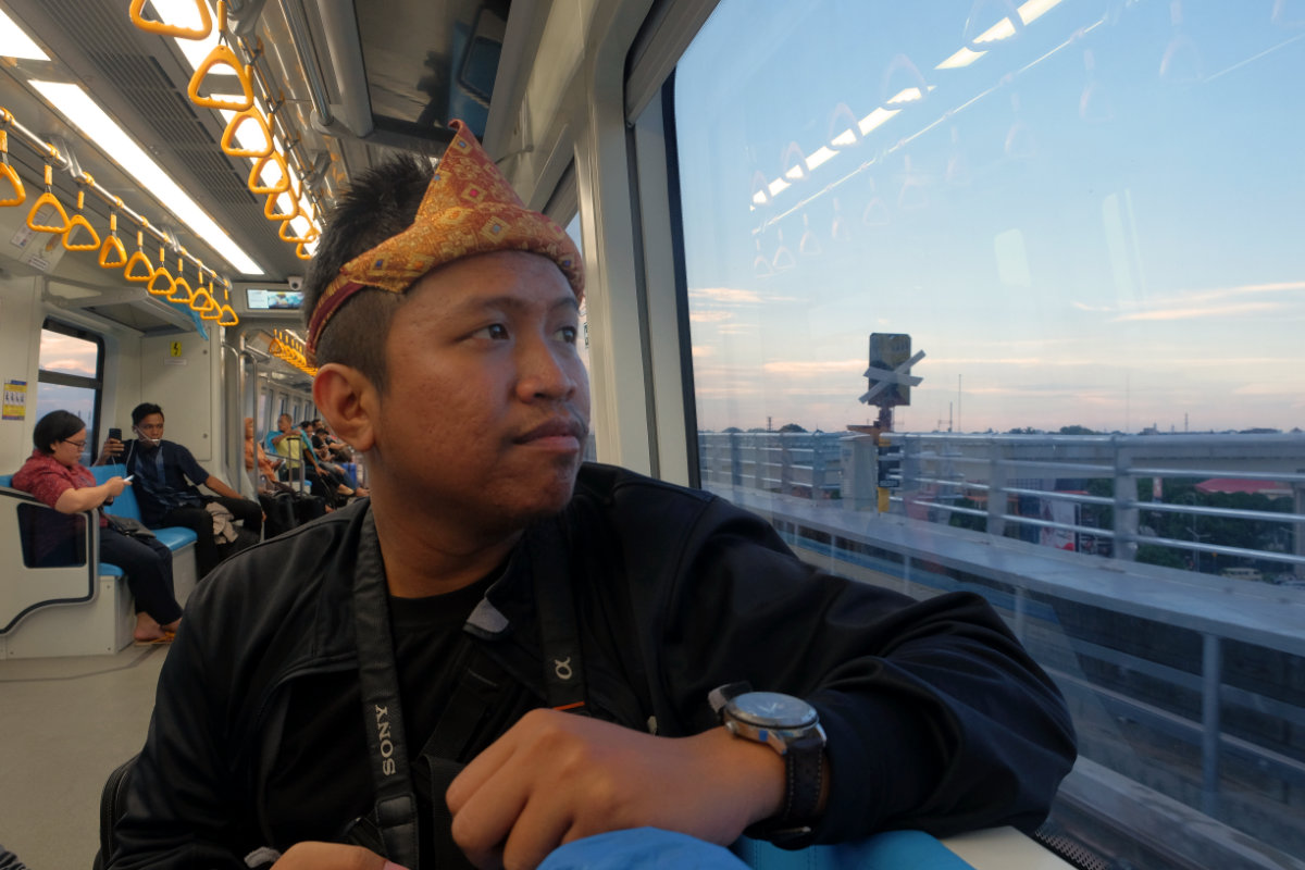 Naik Kereta LRT di Palembang