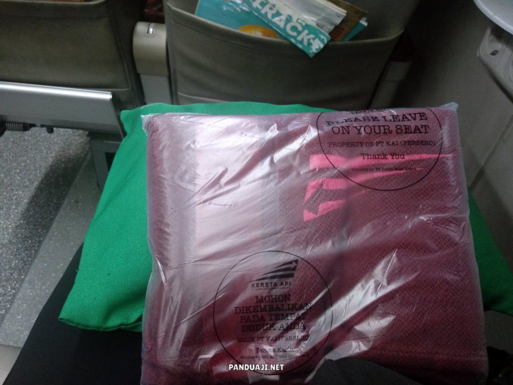 Bantal dan Selimut di KA Gajayana