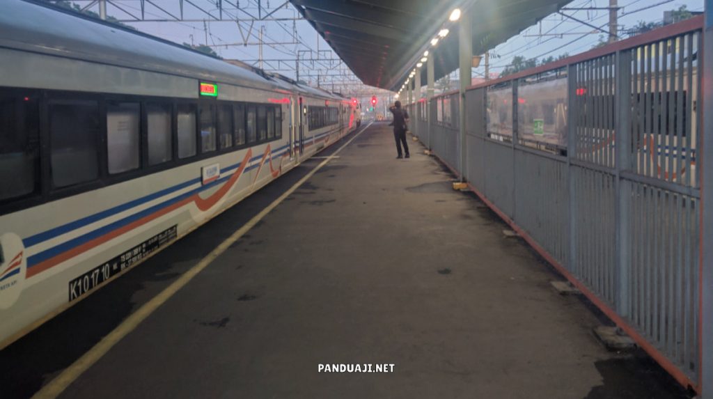 Kereta Api Gajayana di Stasiun