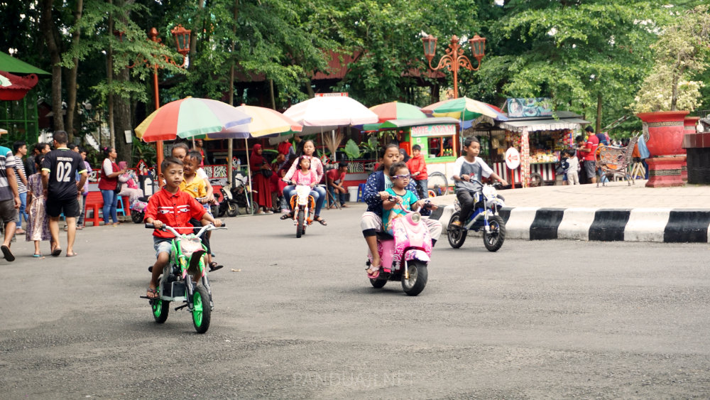 bermain sepeda di kebon rojo blitar