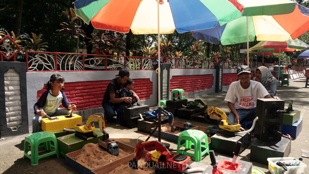 Mainan di kebon rojo