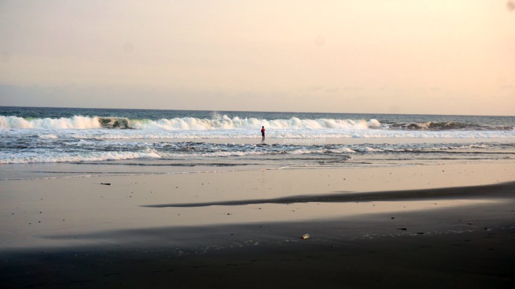 Pantai Pasur Blitar, Pantai Sepi di Ujung Barat 1