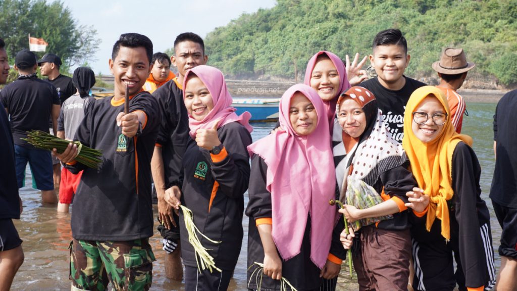 Penanaman Mangrove di Pantai Pasur