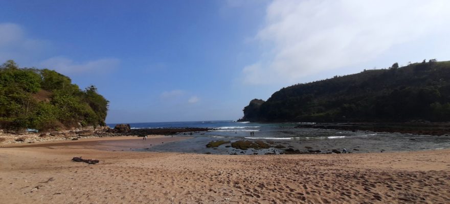 Berburu Ikan Ancang-Ancang di Pantai Pangi Blitar 1 Berburu Ikan Ancang-Ancang di Pantai Pangi Blitar 1