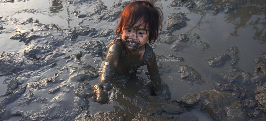 Berburu Ikan dengan Jebakan di Sungai Brantas, Blitar 1 Cara mencari ikan di sungai