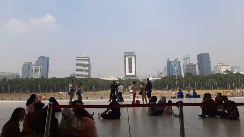 Jalan-Jalan ke Monas, Jakarta 7 ngemper di monas