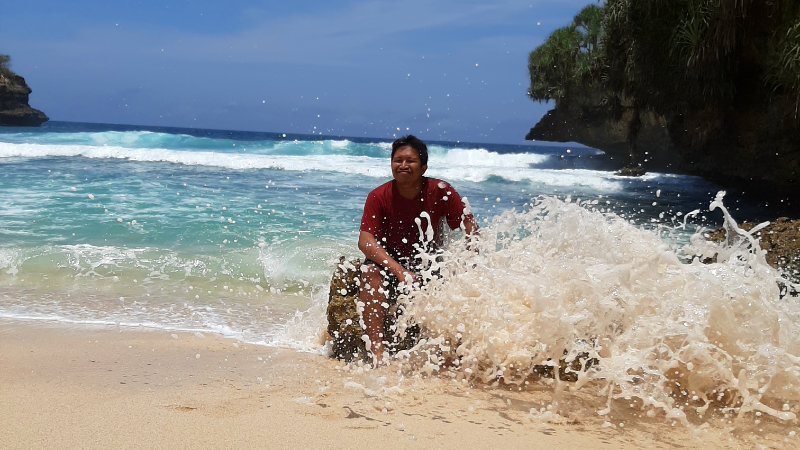 deburan ombak pantai pudak