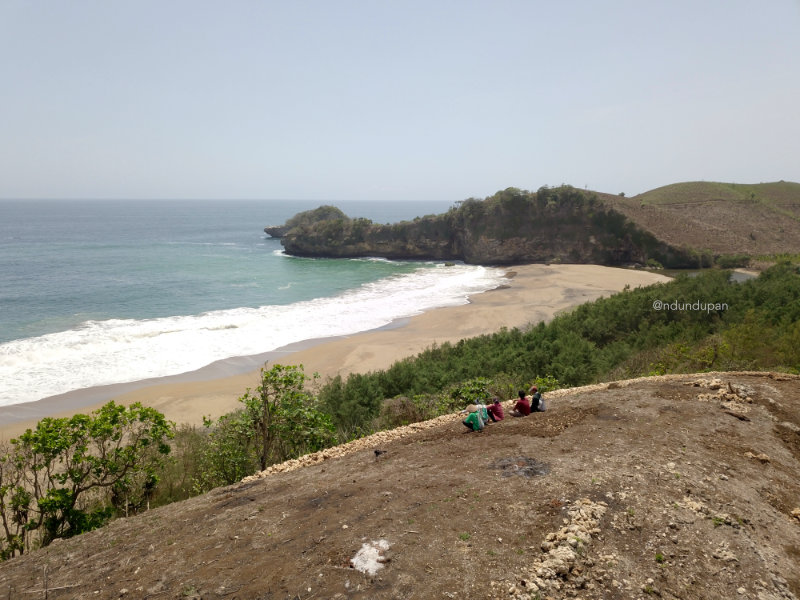 Tebing di Pantai Jebring