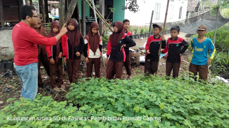 kunjungan pelajar SD di markas Rumah Caping