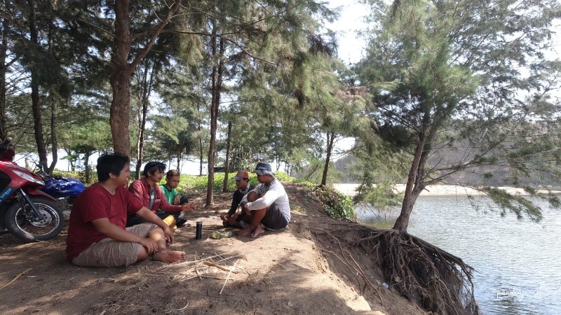 Ngobrol bersama beberapa pemuda di pantai Jebring untuk pemetaan