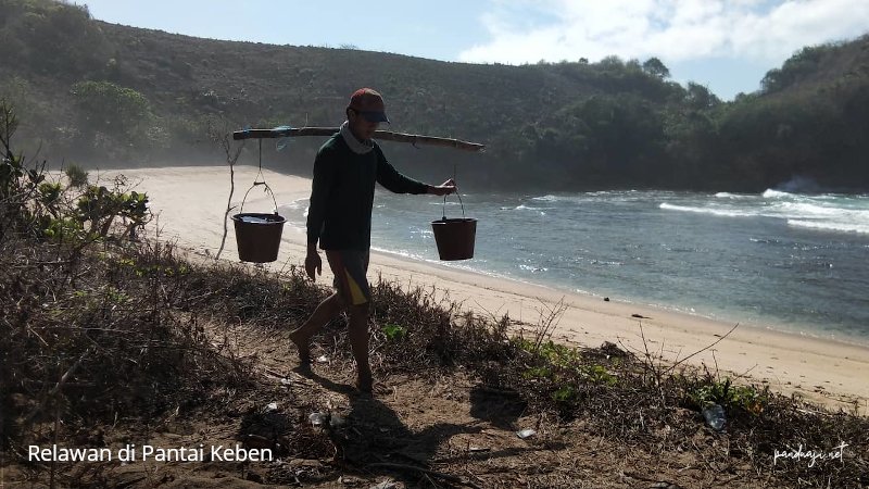 Penanaman Pohon di Pantai Keben