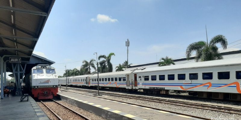 Naik Kereta Api Malioboro Express 1 Kereta Api Malioboro Express