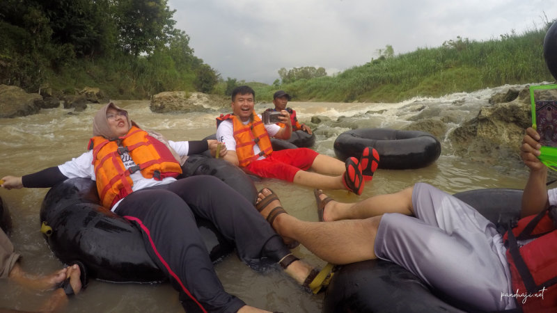 Main Air di Gua Pindul Jogja dan River Tubing Sungai Oyo 1