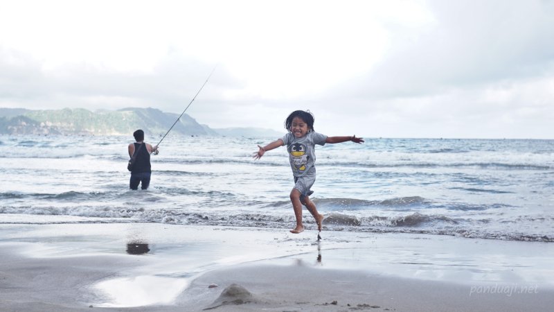 Bermain di Pantai Sine Tulungagung