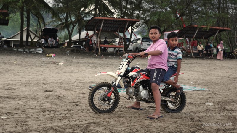 Naik Motor di Pantai Sine Tulungagung