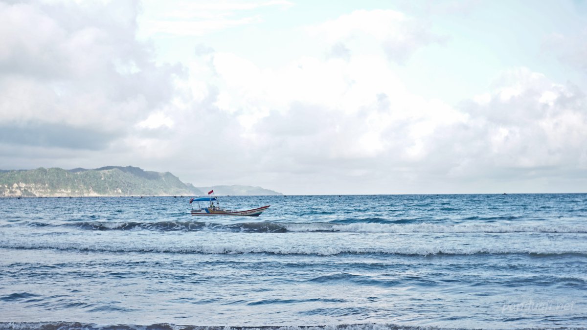 Nelayan Pantai Sine Tulungagung