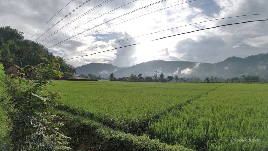 Pemandangan di depan Puskesmas Ngadirojo, Pacitan