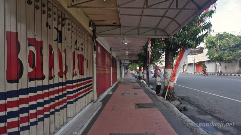 Jalan merdeka di sisi barat Kota Blitar